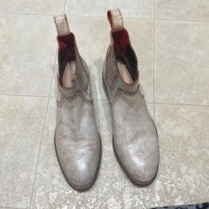 Beautiful bed Stu distressed bootie. 7.5